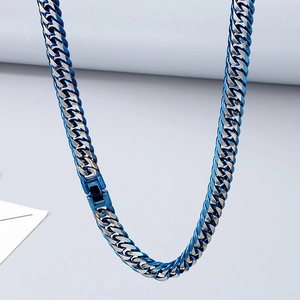 Détail de chaîne gourmette bicolore argent et bleu avec fermoir pliant pour homme