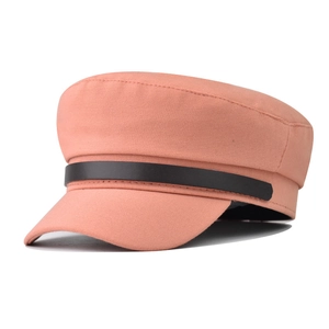 Détail d'une casquette marin rose avec chaîne en cuir noir et finitions soignées