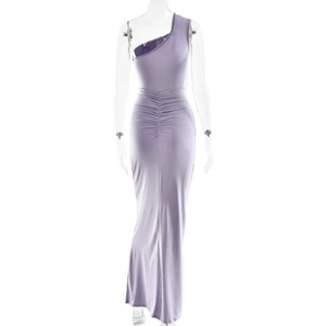 Détail de la robe violette à une épaule avec fronces latérales et effet pailleté