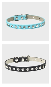 Dettaglio di collari in pelle per animali con strass e fibbie metalliche in blu e nero