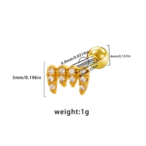 Spécifications de taille pour le piercing d'oreille doré en forme de M avec du zircon