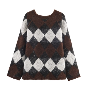 Detail von Rautenmuster-Strickpullover mit Pailletten und Mohair-Textur