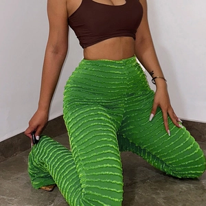 Détail du pantalon vert à franges à taille haute avec matière en tricot à poils