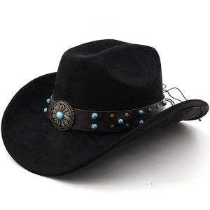 Détail du chapeau de cowboy avec bande en cuir et boucle ornée d'une pierre turquoise