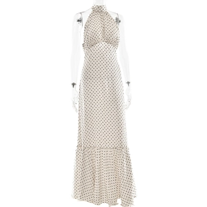 Détail de la robe licou beige à pois avec ourlet à volants et dos nu élégant