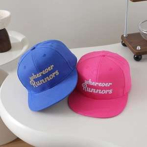 Casquettes à visière plate pour enfants avec broderie en bleu et rose vif