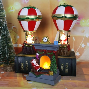 Festliche Weihnachtsfigur aus Harz mit leuchtendem LED-Kamin und Heißluftballons
