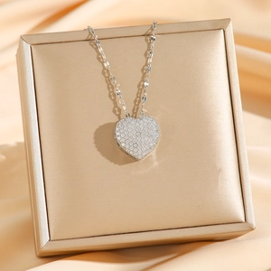 Collier élégant en acier titane avec pendentif cœur en cristal sur boîte cadeau dorée