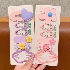 Vue détaillée de lots de 6 barrettes pour enfants motifs carottes et fleurs colorées