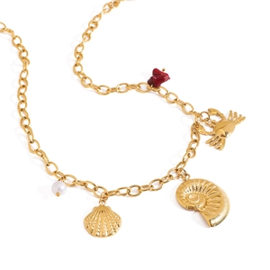 Collier en acier inoxydable plaqué or 18K avec pendentifs coquillage et crabe sur fond blanc