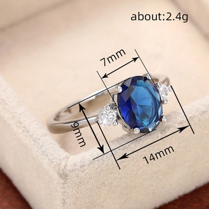 Anello classico in argento con gemma blu ovale e pietre laterali in astuccio