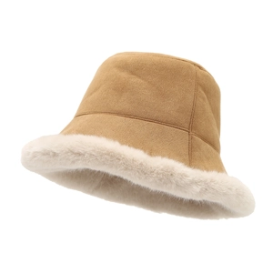 Bob d'hiver marron avec bord en fausse fourrure pelucheuse, chapeau chaud élégant femme