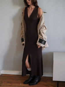 Robe longue en maille côtelée col V marron foncé avec boutons et fente sur le côté