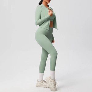 Vista dettagliata del set yoga 3 pezzi verde menta con giacca, reggiseno sportivo e pantaloni a vita alta