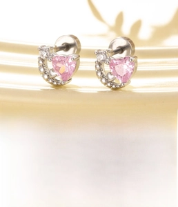 Detailansicht der rosa Herz-Zirkon-Ohrstecker mit 0.8x6mm Titanschraubverschluss