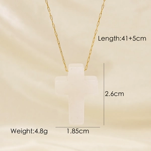 Détails du pendentif croix mesurant 2,6cm par 1,85cm avec une chaîne réglable de 41+5cm