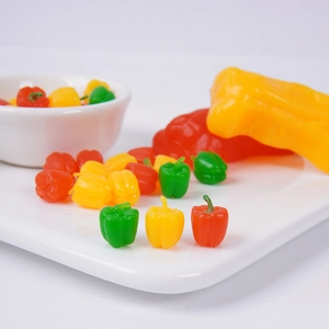 Pimientos de colores en miniatura en cuenco de cerámica para cocina de casa de muñecas