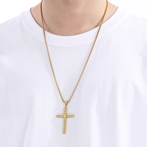 Collier homme pendentif croix épi en acier inoxydable doré porté sur t-shirt blanc