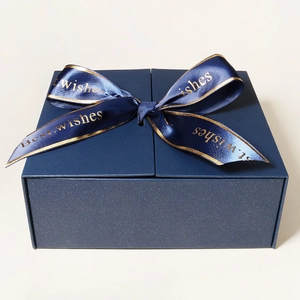 Dunkelblaue rechteckige Geschenkbox mit hochwertigem Seidenband und goldenem Schriftzug