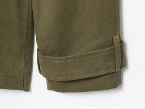 Détail du poignet de trench-coat vert militaire avec bride et surpiqûres
