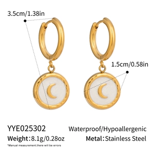 Detailsicht der 18K Gold Mond-Ohrringe mit 3,5cm Länge und Edelstahl-Spezifikationen