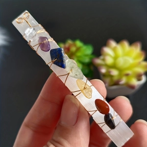 Bastone curativo Chakra con cristalli grezzi e filo di rame su selenite