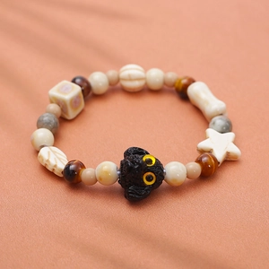 Bracelet mignon fait main en céramique avec perles et breloque petit chien noir