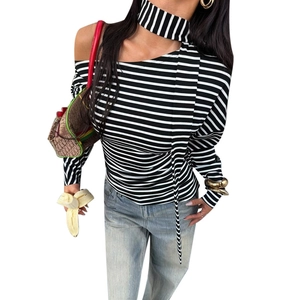 Haut à manches longues rayé noir et blanc avec encolure licou de style ras-du-cou chic
