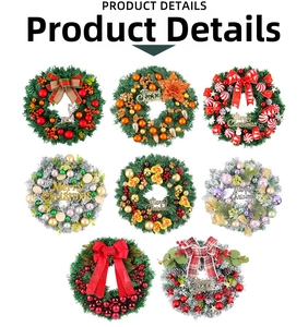 Detailansicht von acht verschiedenen Adventskränzen mit roten Beeren und Goldkugeln