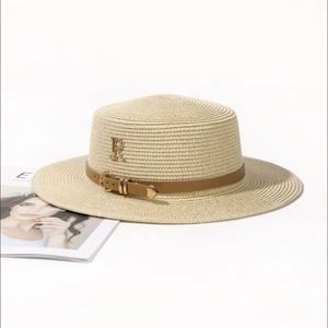 Chapeau de paille pour femme avec ruban en cuir marron et boucle strass R chic