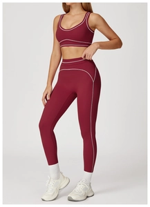 Ensemble de yoga bordeaux avec doubles bretelles et coutures contrastées
