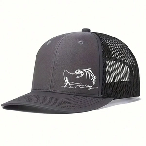 Détail d'une casquette trucker gris foncé avec maille noire respirante et motif de pêche