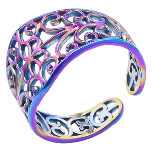 Vue détaillée de la bague fleur irisée avec un design ouvert et ajustable