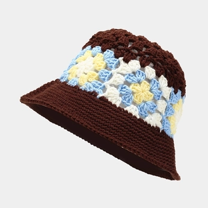 Detailaufnahme des Vintage-Häkelhuts mit farbenfrohen gestrickten Blumenmustern