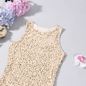 Détail d'un haut sans manches à paillettes dorées champagne avec col rond et décor floral