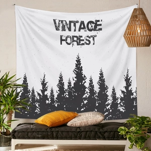 Dettaglio di un arazzo forestale vintage con sagome di pini su parete chiara