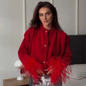 Rote Strickjacke mit Federbündchen und goldenen Knöpfen für einen eleganten Look