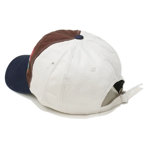 Détail de la boucle métallique réglable et des coutures de la casquette de baseball