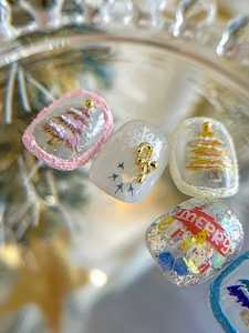Gros plan de stickers ongles 3D de Noël avec sapins roses et sucres d'orge en relief