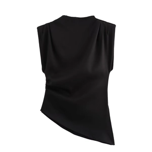 Détail du haut noir sans manches avec un ourlet asymétrique et des détails plissés chic