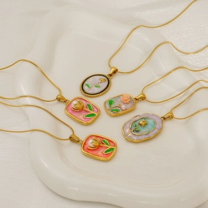 Details von Vintage-Tulpenanhängern aus Gold-Edelstahl mit Emaille und Perlen