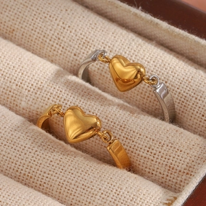 Anelli a cuore in acciaio inossidabile placcato oro 18K in una scatola regalo in velluto