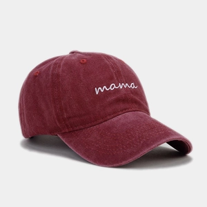 Gros plan sur la broderie mama blanche sur une casquette vintage rouge vin délavé