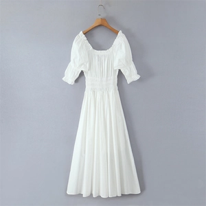 Détail de robe en coton blanc avec manches bouffantes et taille haute élastique