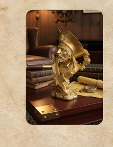 Goldene Piratenkapitän Büste Skulptur mit nautischem Kompass und alten Karten im Detail