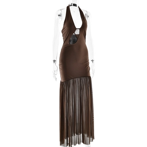 Détail de la robe licou marron avec découpe sexy et ourlet en patchwork de résille