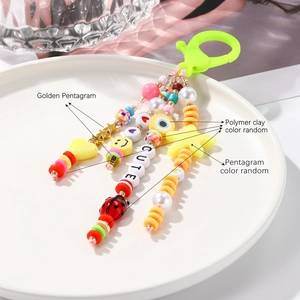 Détail d'un porte-clés perles colorées avec lettres CUTE et perles œil porte-bonheur