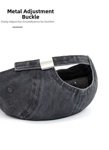 Détail de la boucle métallique réglable sur une casquette en denim gris foncé