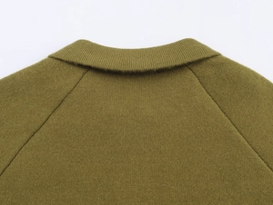 Dettaglio ravvicinato dello scollo quadrato e della trama a coste del top in maglia verde oliva