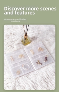 Detailansicht eines Schmuck-Organizer-Buchs mit transparenten Beuteln für Ringe und Ohrringe